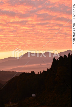 Dawn over the Echigo Sanzan mountains, sea of clouds, and sunrise from Kizawa, Echigo-Kawaguchi. Dawn over the Echigo Sanzan mountains, sea of clouds, and sunrise from Kizawa, Echigo-Kawaguchi. 142842497