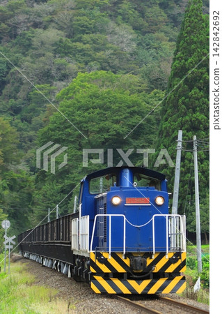 A crushed stone transport train pulled by Iwate Development Railway's DD5651 locomotive, which is still in active use for limestone transport (photographed on September 11, 2026). A crushed stone transport train pulled by Iwate Development Railway's DD5651 locomotive, which is still in active use for limestone transport (photographed on September 11, 2026). 142842692
