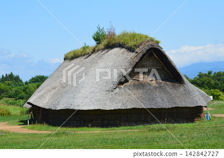 Large pit dwelling (Sannai-Maruyama Site/Oaza Sannai-Maruyama, Aomori City, Aomori Prefecture) Large pit dwelling (Sannai-Maruyama Site/Oaza Sannai-Maruyama, Aomori City, Aomori Prefecture) 142842727
