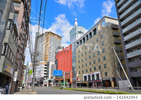 愛知縣:名古屋市景,千種區,千種站南側的一條街道兩旁都是公寓大樓。 愛知縣:名古屋市景,千種區,千種站南側的一條街道兩旁都是公寓大樓。 142842943