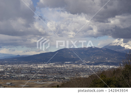 Winter scenery of Mishima City as seen from Izunokuni City. Winter scenery of Mishima City as seen from Izunokuni City. 142843934