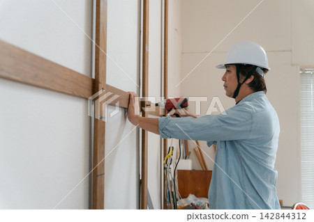在建築地盤工作的工人 142844312