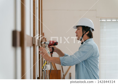 在建築地盤工作的工人 142844314