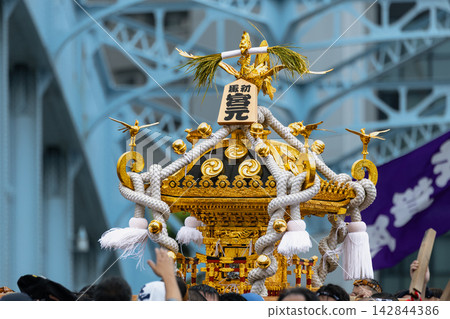 富岡八幡宮神社一年一度的祭典上的移動神社和永泰橋 142844386
