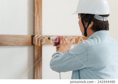 在建築地盤工作的工人 142844480