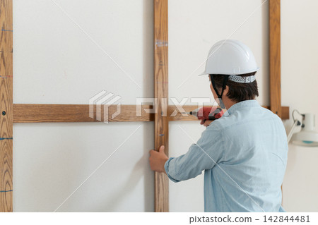 在建築地盤工作的工人 142844481