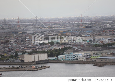 可以看到沿海工業區、高速公路橋、河流、城市景觀和天空。 可以看到沿海工業區、高速公路橋、河流、城市景觀和天空。 142844503