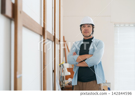 在建築地盤工作的工人 在建築地盤工作的工人 142844596