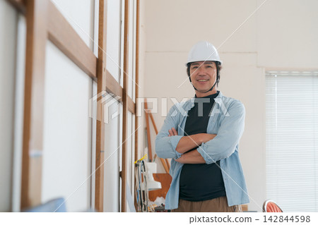 在建築地盤工作的工人 在建築地盤工作的工人 142844598