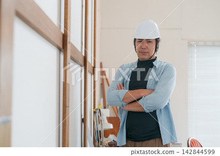 在建築地盤工作的工人 在建築地盤工作的工人 142844599