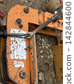 Adjustment and inspection work of lifting clamps used at construction sites. 142844600