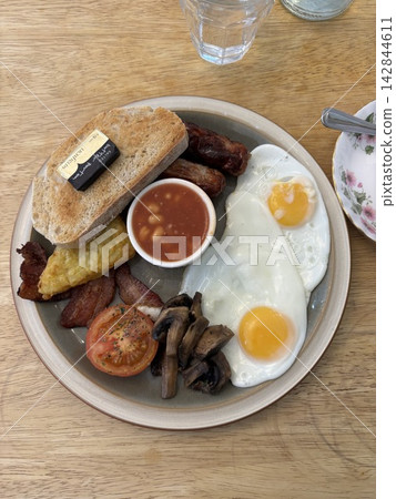 Authentic English breakfast in London Authentic English breakfast in London 142844611