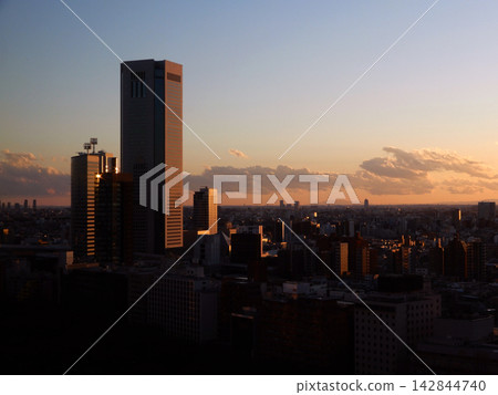 冬日的暮光籠罩著西新宿的摩天大樓和東京西部的城市景觀。 冬日的暮光籠罩著西新宿的摩天大樓和東京西部的城市景觀。 142844740