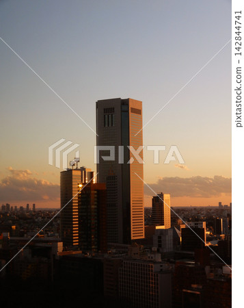冬日的暮光籠罩著西新宿的摩天大樓和東京西部的城市景觀。 冬日的暮光籠罩著西新宿的摩天大樓和東京西部的城市景觀。 142844741