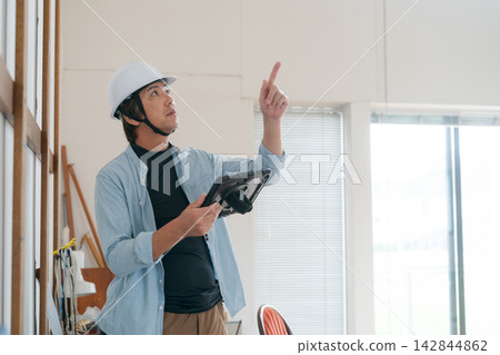 一名男子正在檢查房屋 一名男子正在檢查房屋 142844862