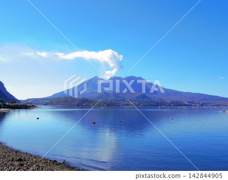 從鹿兒島縣垂水市眺望櫻島 從鹿兒島縣垂水市眺望櫻島 142844905