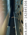The sky seen through the gaps in the building 142845308