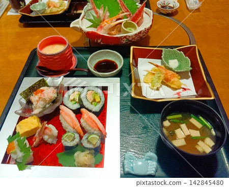 Delicious-looking crab dishes and Japanese-style seafood dishes Delicious-looking crab dishes and Japanese-style seafood dishes 142845480