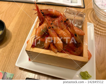 盛於木盒中的甜蝦；新鮮蝦子刺身和日式料理 142845512