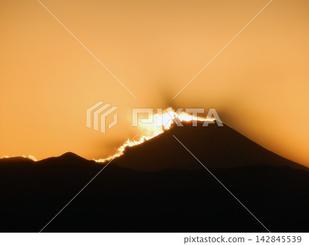 從新宿看到的冬日黃昏時分富士山的輪廓。 從新宿看到的冬日黃昏時分富士山的輪廓。 142845539