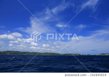 漂浮在藍天上的雲彩 漂浮在藍天上的雲彩 142845814