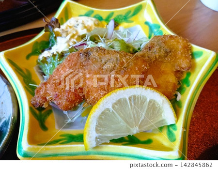 盛在盤子裡的日式料理 盛在盤子裡的日式料理 142845862