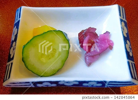 盛在盤子裡的日式料理 盛在盤子裡的日式料理 142845864
