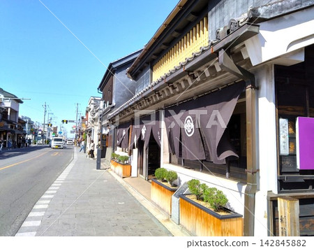 川越的傳統倉庫區-一條充滿歷史底蘊的街道 川越的傳統倉庫區-一條充滿歷史底蘊的街道 142845882