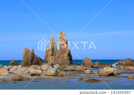 Coast with Hashigui Rock Coast with Hashigui Rock 142845997