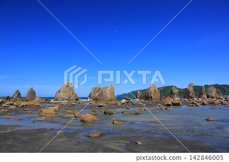 Coast with Hashigui Rock Coast with Hashigui Rock 142846005