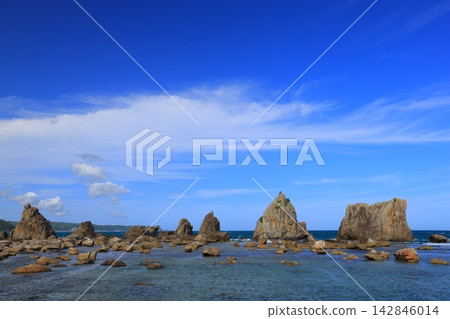 Coast with Hashigui Rock Coast with Hashigui Rock 142846014