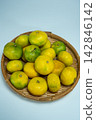 Autumn delicacies: Early-ripening mandarins served in a basket 142846142