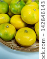 Autumn delicacies: Early-ripening mandarins served in a basket 142846143