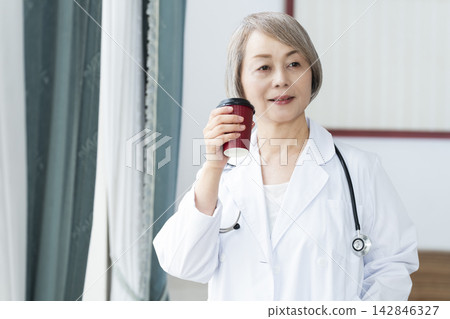 一位身穿白大褂的資深女醫生 一位身穿白大褂的資深女醫生 142846327