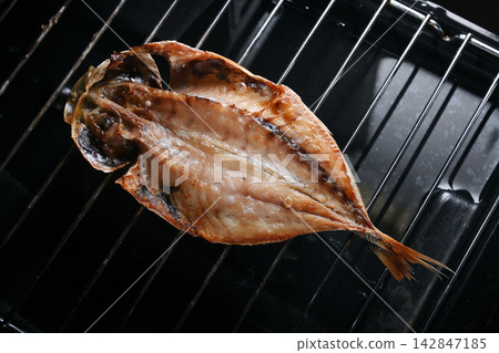 Dried horse mackerel, grilled in a fish grill, dried horse mackerel 142847185