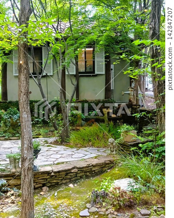 花園四周綠樹環繞；從窗戶望出去可以看到花園的景色。 142847207