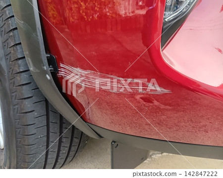 受損車輛；碰撞造成的損壞。 142847222