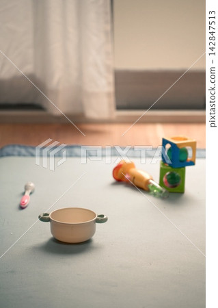 玩具散落在地板上 玩具散落在地板上 142847513