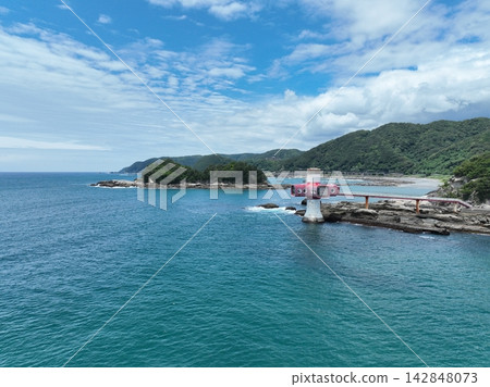 [Aerial view] Tatsukushi Coast and Benten Island on a day when the tide was very low. 142848073