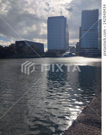 A waterside city where light unravels A waterside city where light unravels 142848434