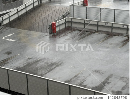被雨水浸透的多層停車場-一個冰冷的混凝土空間。 被雨水浸透的多層停車場-一個冰冷的混凝土空間。 142848798