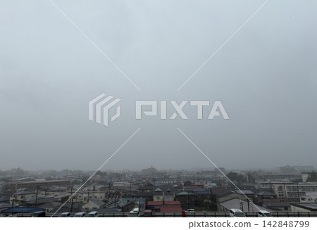 天空陰沉,郊區城鎮的風景綿延不絕。 天空陰沉,郊區城鎮的風景綿延不絕。 142848799