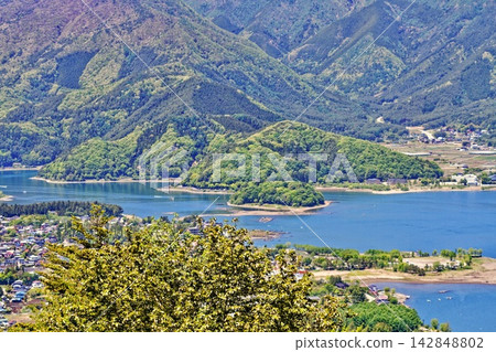 從天上山眺望初夏的河口湖和宇野島。 142848802