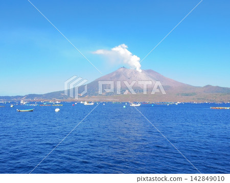 從海形漁港(鹿兒島縣垂水市)看到的櫻島火山 從海形漁港(鹿兒島縣垂水市)看到的櫻島火山 142849010