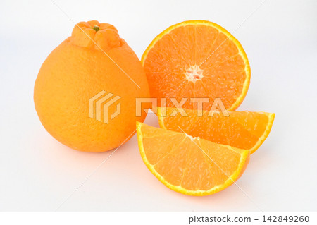 白橙的橫切面和完整的果實，背景為白色。 142849260