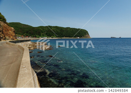 Taijima Island in Wakinosawa, Mutsu City, Aomori Prefecture: An uninhabited island resembling a whale floating in Mutsu Bay. Taijima Island in Wakinosawa, Mutsu City, Aomori Prefecture: An uninhabited island resembling a whale floating in Mutsu Bay. 142849384
