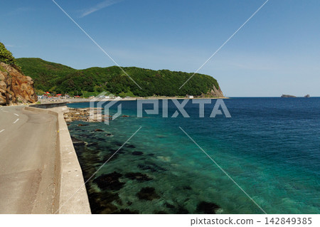 Taijima Island in Wakinosawa, Mutsu City, Aomori Prefecture: An uninhabited island resembling a whale floating in Mutsu Bay. 142849385