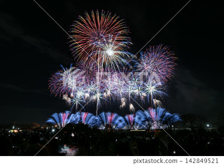 Tsuchiura National Fireworks Competition: Wide-angle grand star mines launched between the competitive fireworks displays. Tsuchiura National Fireworks Competition: Wide-angle grand star mines launched between the competitive fireworks displays. 142849521