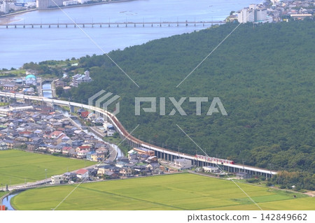 從鏡山展望台看到的東唐津站和築肥線（佐賀縣唐津市） 142849662