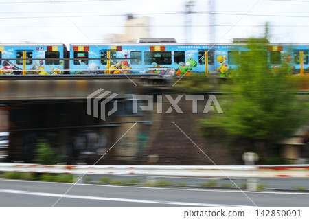 大阪環狀線列車在京橋站附近行駛的場景。 142850091